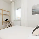 Bright 2-bedroom By Renters Apartman