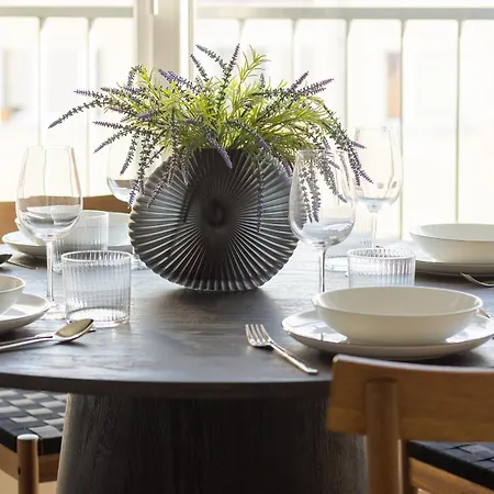 Bright 2-bedroom By Renters 아파트 *