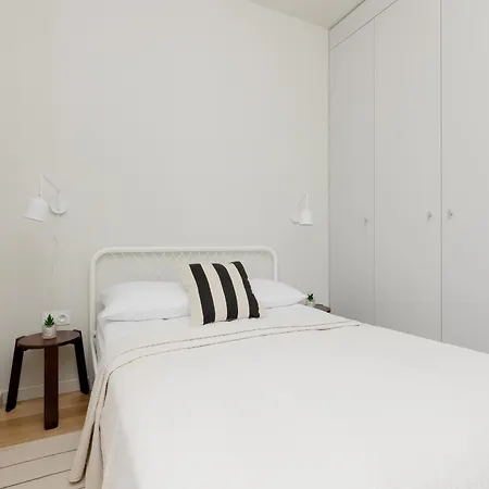 Bright 2-bedroom By Renters 아파트 *