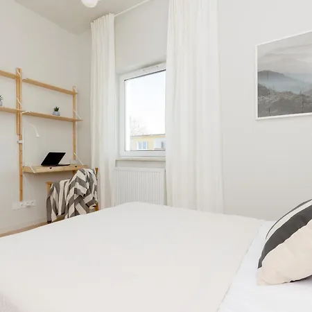 Bright 2-bedroom By Renters Apartment