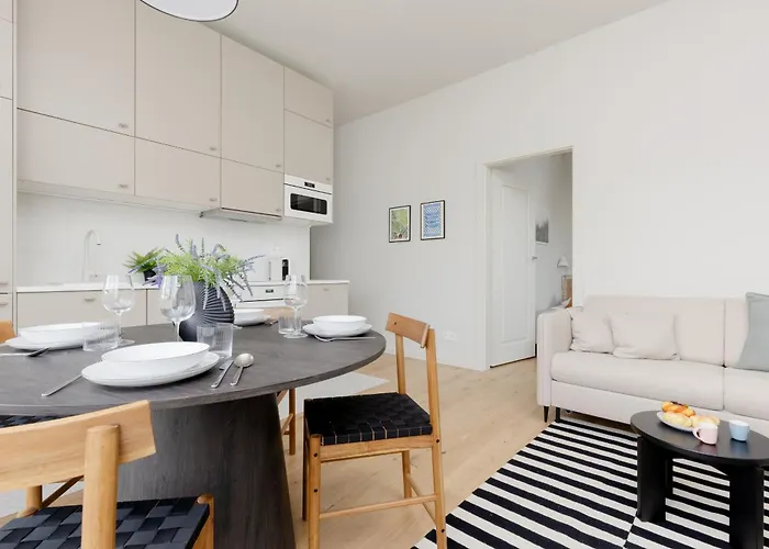 Bright 2-bedroom By Renters 아파트 *