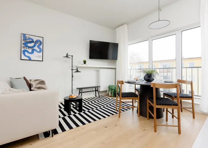 Bright 2-bedroom By Renters 아파트 *