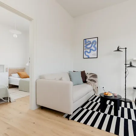 Bright 2-bedroom By Renters Appartement